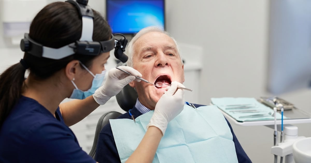 Salud bucal en adultos mayores: qué dice la evidencia reciente sobre dientes, encías y deterioro cognitivo
