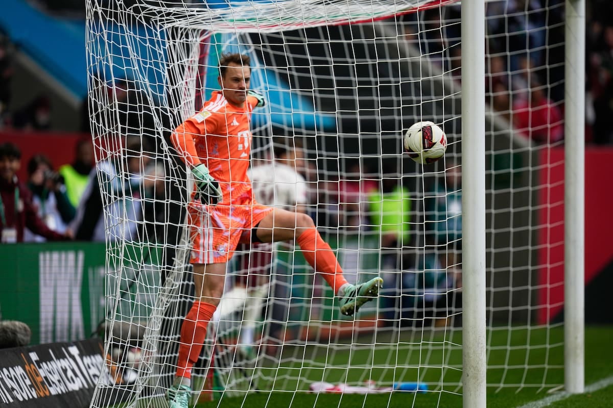 Neuer regaló dos goles en cinco segundos de colección y Bayern terminó empatando en Augsburgo