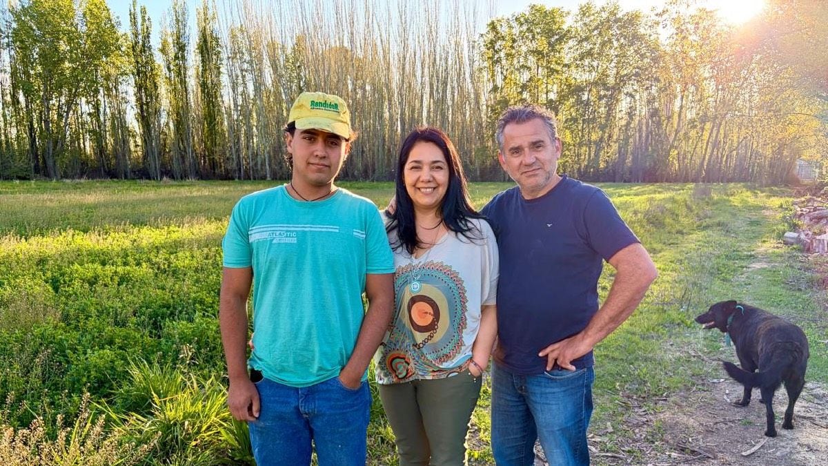 Unidos por la chacra familiar: reinventan la vida de campo en tres hectáreas de Centenario