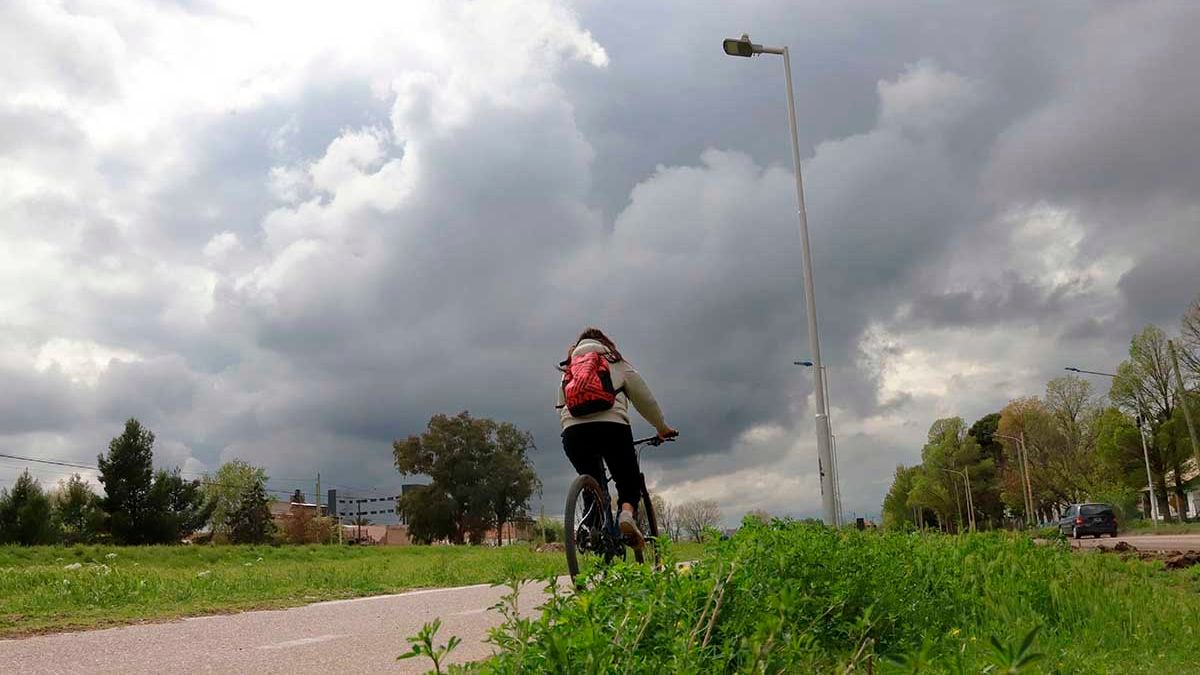 Neuquén encara una semana con el cielo tomado y el termómetro contenido, a la espera de un fin de semana bajo agua