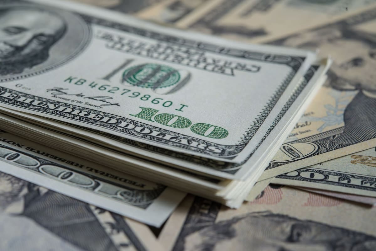 El techo de la banda cambiaria se recalcula en torno a los 1.989 pesos para noviembre, con el mayorista casi un 28% por debajo de ese límite