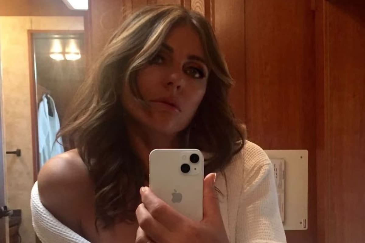 Vuelve Bev Fisher: Elizabeth Hurley arrancó la segunda temporada de The Burbs y los fans no hablan de otra cosa