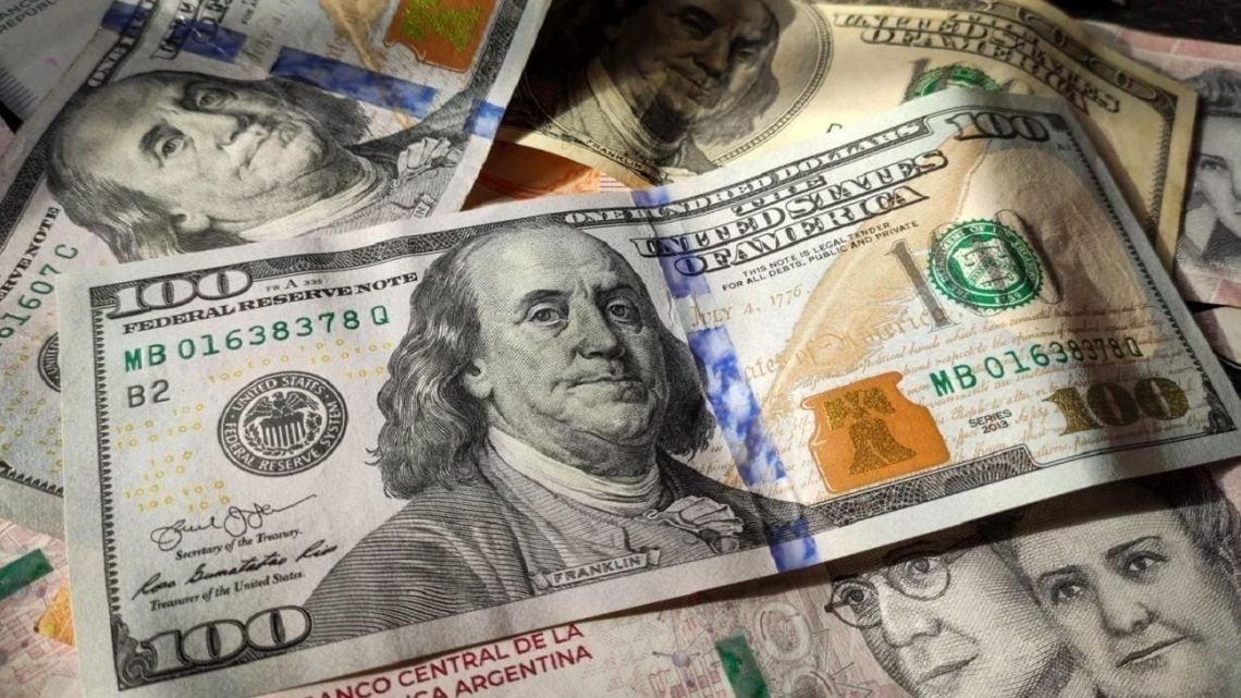 El dólar blue retrocedió a $1.545 en una jornada de variaciones acotadas en todos los segmentos cambiarios