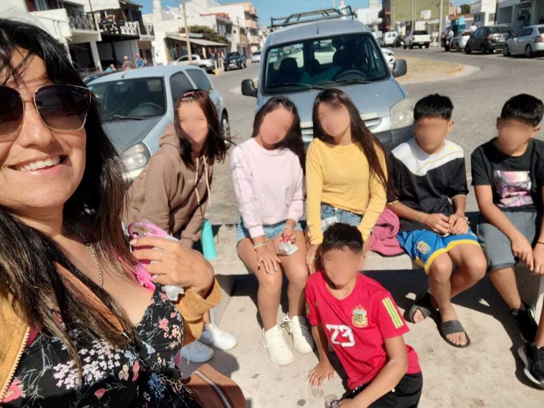 Una maestra que adoptó a seis hermanos y, en el camino, sumó un séptimo hijo