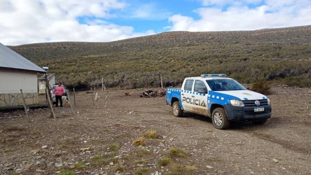 Una mujer y sus tres hijos aislados una semana en la meseta neuquina fueron asistidos por la Policía tras recorrer doce kilómetros de barro