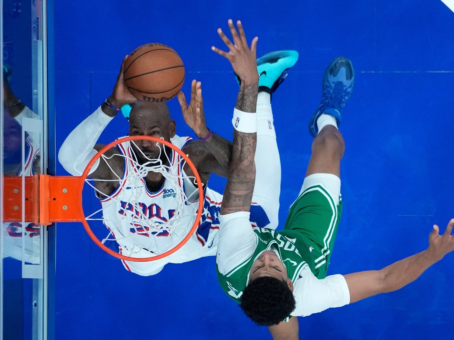 A sus 41, LeBron se calzó la camiseta de los Sixers: el Rey ya juega en Filadelfia
