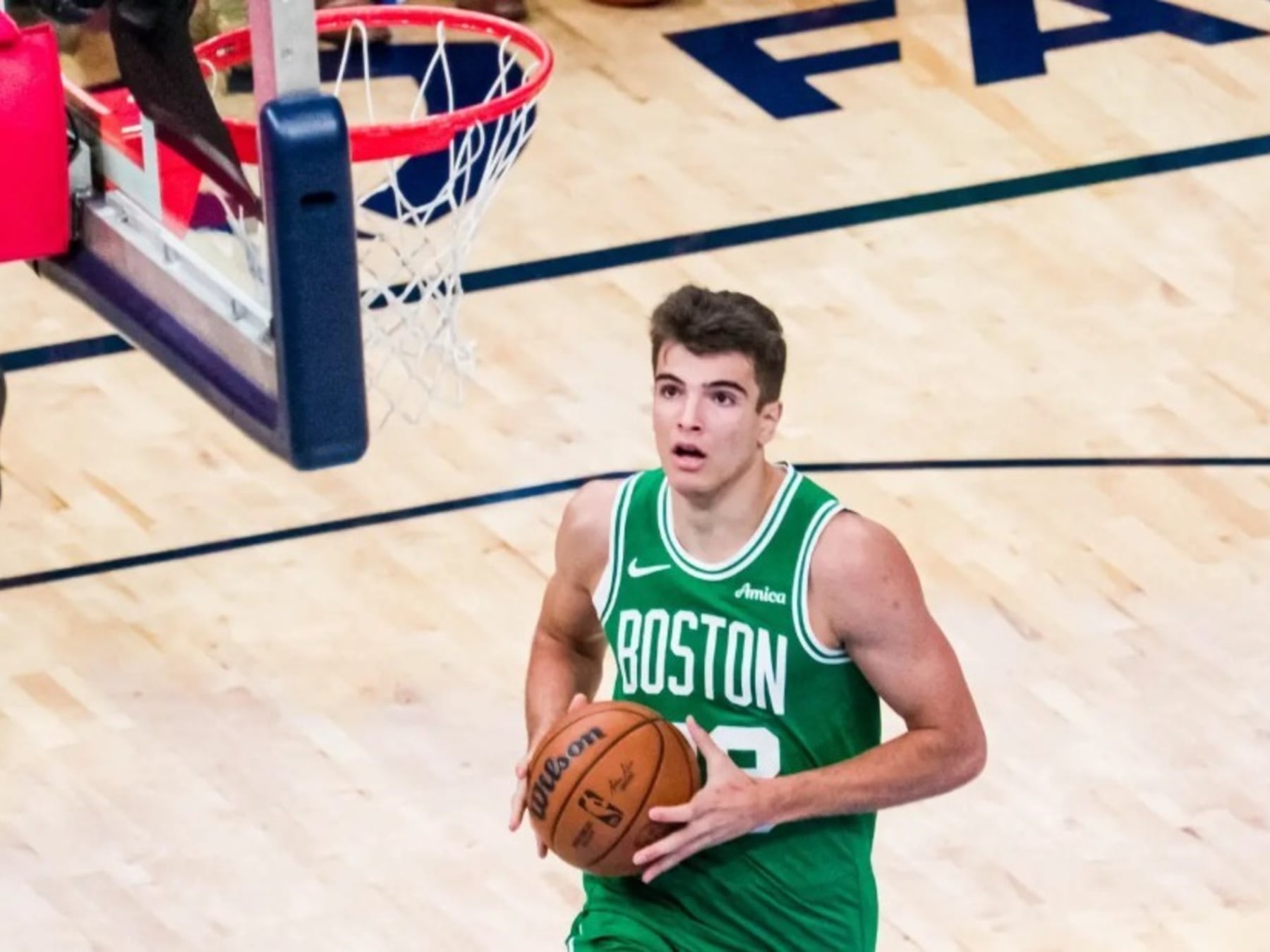 Hugo González trotó hasta el aro, los árbitros de la NBA miraron al cielo y Boston festejó igual