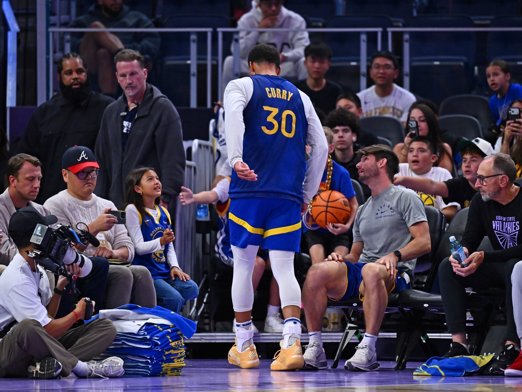 Curry firmó por dos años y, como si fuera un clásico, se torció el tobillo antes del debut