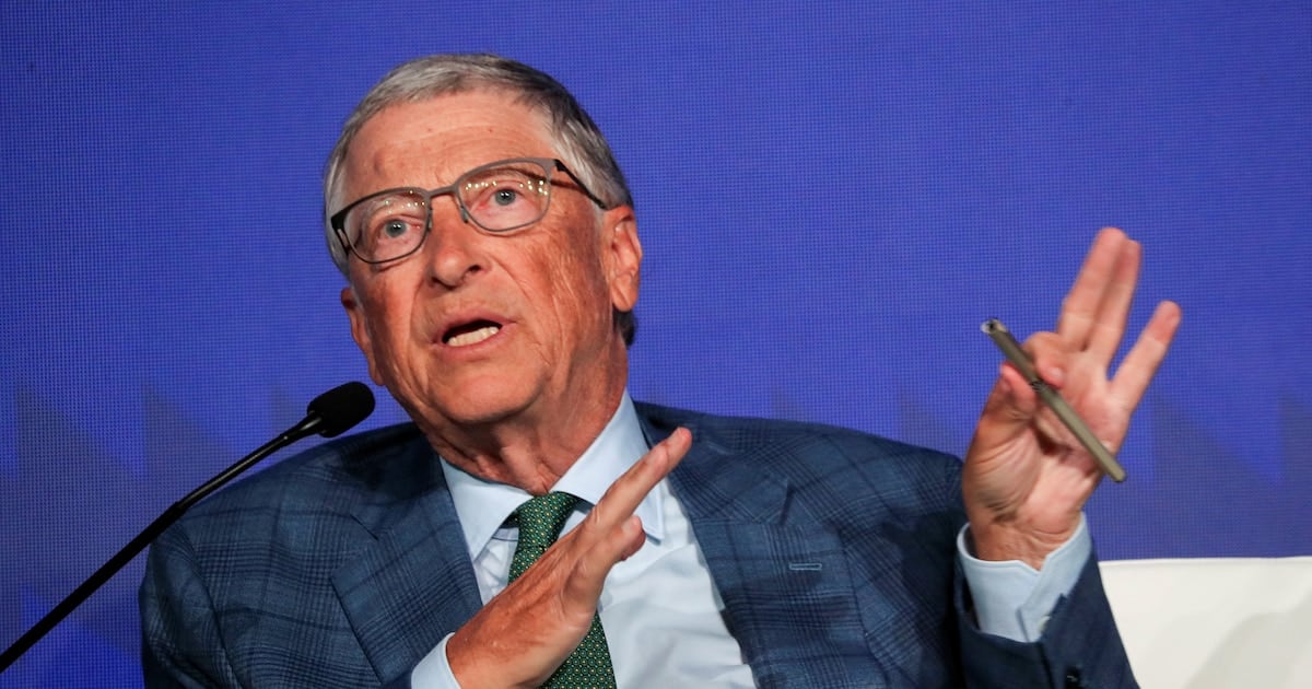 Gates reclamó desde el Vaticano que los gobiernos regulen la inteligencia artificial antes de que la brecha social se profundice