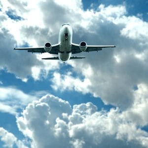 Argentina lidera la carga impositiva sobre los pasajes aéreos en la región, con un 37% del precio base