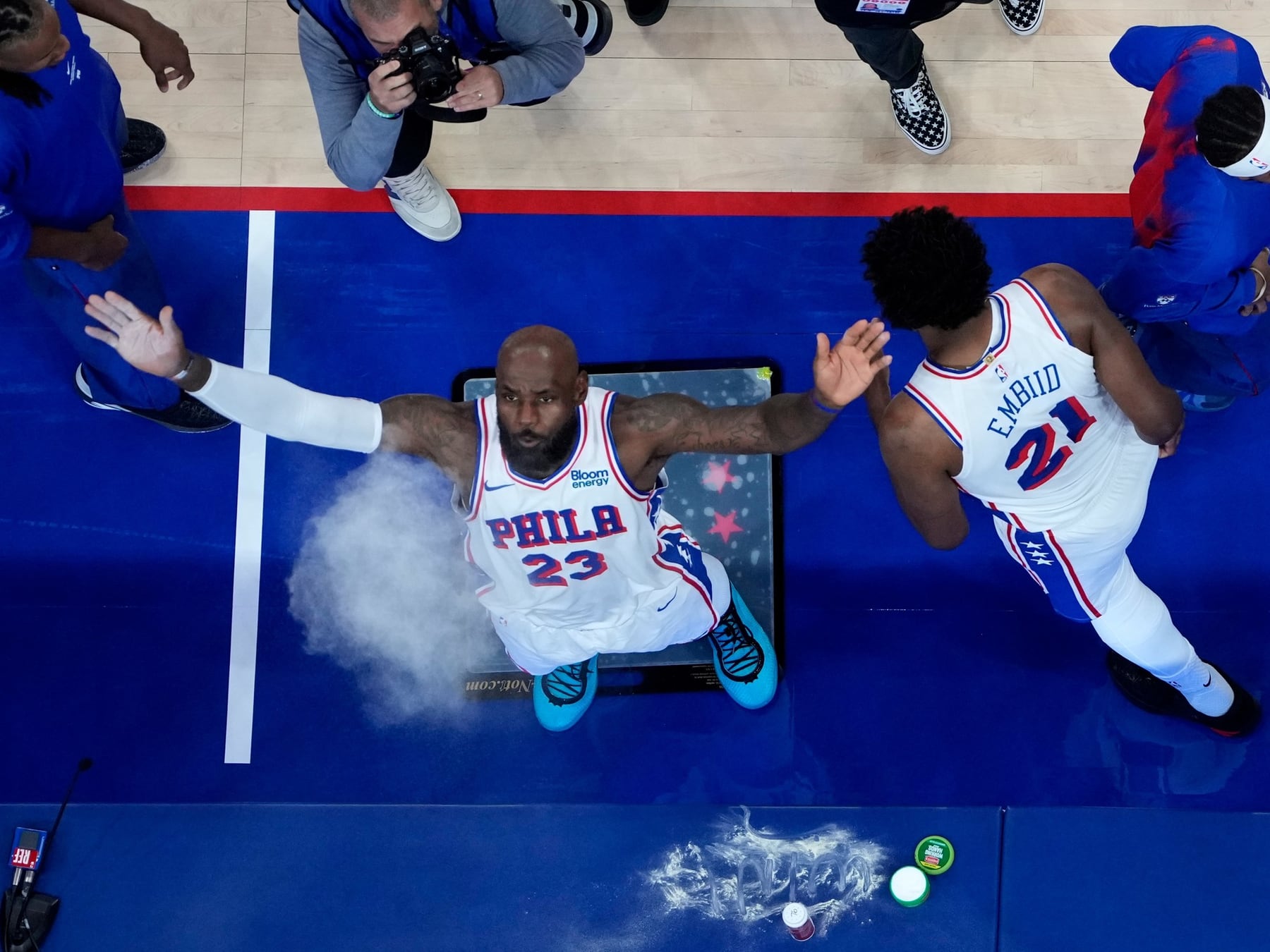 LeBron se prueba la camiseta de Philadelphia en el mismo escenario donde los Knickers defienden su corona