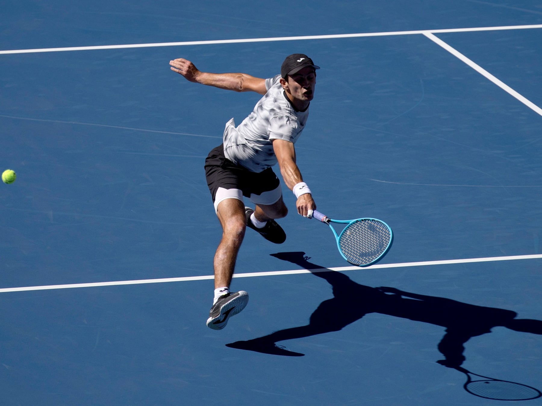 Navone se sacó de encima a Cerúndolo en un tie-break que se hizo eterno y sigue en Bruselas