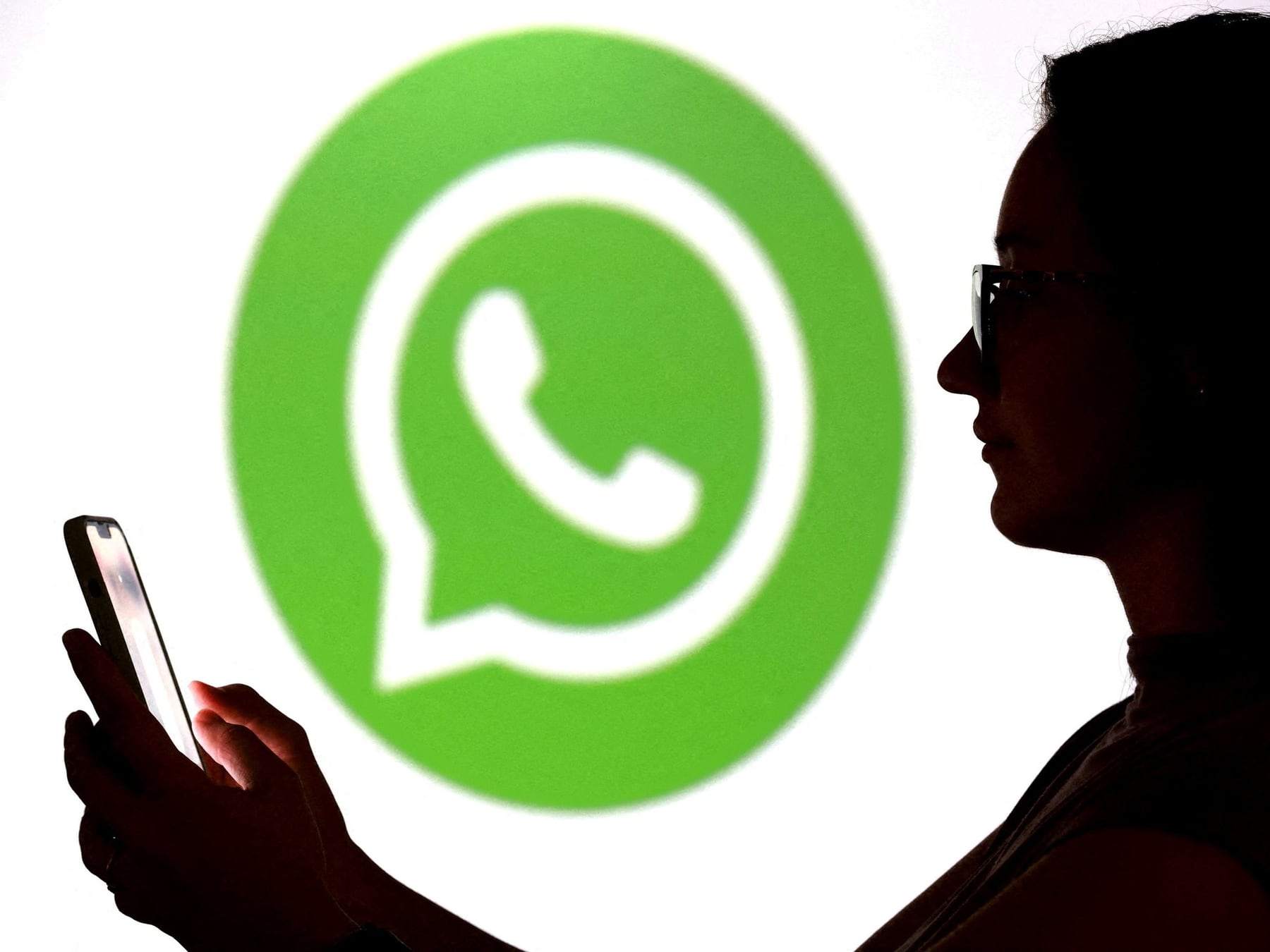 WhatsApp en cuatro pantallas a la vez: cómo saber si alguien más está leyendo tus chats
