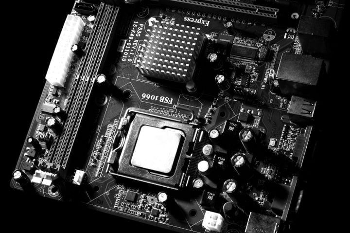 GIGABYTE se anima al anime y lanza dos placas madre blancas con socket AMD AM5 para los que arman su PC pensando en la vitrina