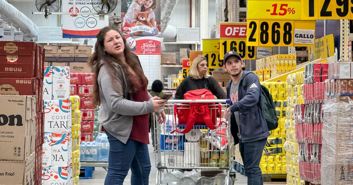 La venta real de súper y mayoristas retrocedió en agosto