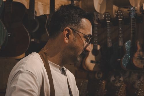Neuquén: un luthier local amplía su taller con financiamiento para industrias culturales