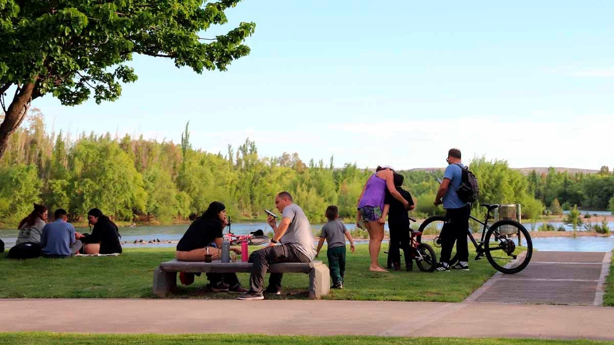 Neuquén: el sol convocó a vecinos a la costa del Limay y se esperan tardes más cálidas